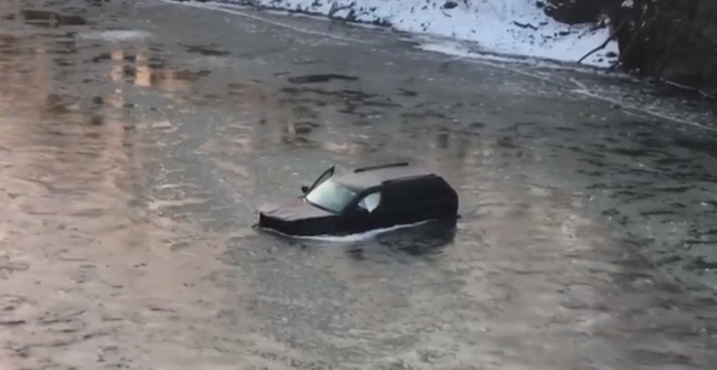 Gael Salcedo's jeep in the Winnebago River in Charles City, Iowa, on Tuesday, December 10, 2019. [Screenshot: China Plus]