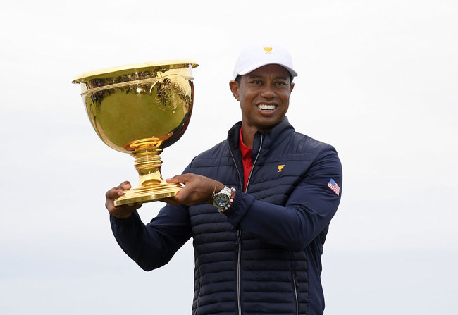 U.S. team player and captain Tiger Woods holds up the trophy after the U.S. team won the President's Cup golf tournament at Royal Melbourne Golf Club in Melbourne, Sunday, Dec. 15, 2019. The U.S. team won the tournament 16-14. [Photo: AP]