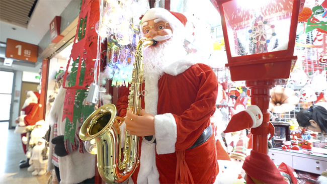 A human sized Santa Claus doll in Yiwu International Trade Market, December 17, 2019. [Photo: CGTN]