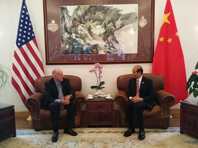 中国驻旧金山总领事罗林泉会见美国加州州长布朗