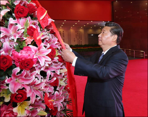Predsjednik Xi Jinping predaje košaru sa cvijećem na svečanosti u Pekingu u srijedu kojom se obilježila obljetnica kineske pobjede nad Japanom u Drugom svjetskom ratu. Ispod: Veteran Sun Yingjie (94), salutira na svečanosti u Taierzhuangu u provinciji Shandong. Bitka kod Taierzhuanga 1938. obilježila je prvi veliku kinesku pobjedu u ratu otpora protiv japanske agresije. (Foto/Xinhua)