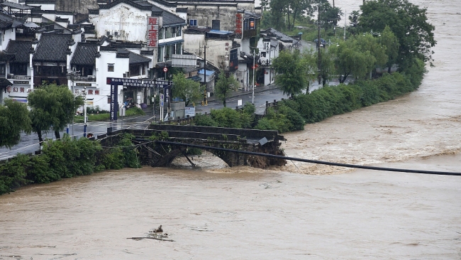 (Obrázek na obálce: Most Zhenhai v okresu Tunxi ve městě Huangshan v provincii Anhui, který byl zničen povodní. / VCG)