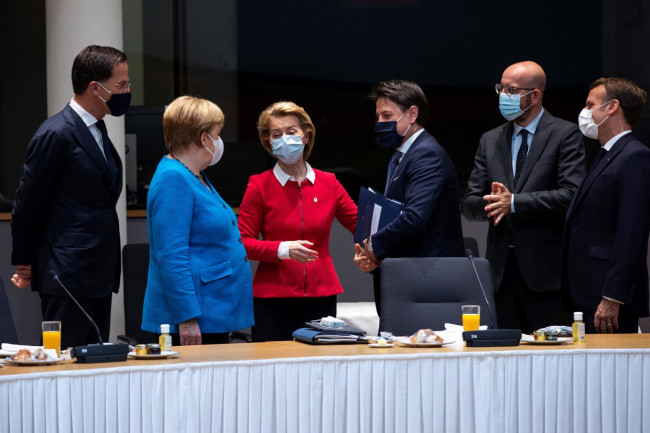 Nizozemský premiér Mark Rutte, německá kancléřka Angela Merkelová, předsedkyně Evropské komise Ursula von der Leyenová, italský premiér Giuseppe Conte, předseda Evropské rady Charles Michel a francouzský prezident Emmanuel Macron na summitu EU v Bruselu v Belgii; 18. července. 2020. / AFP
