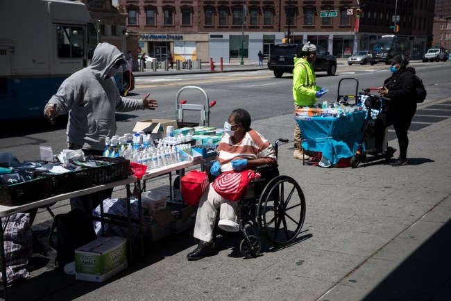 Prodejci prodávají dezinfekční prostředky a osobní ochranné prostředky (PPE) v autonomní zóně Brooklyn, New York, Spojené státy, 27. května 2020. / Xinhua