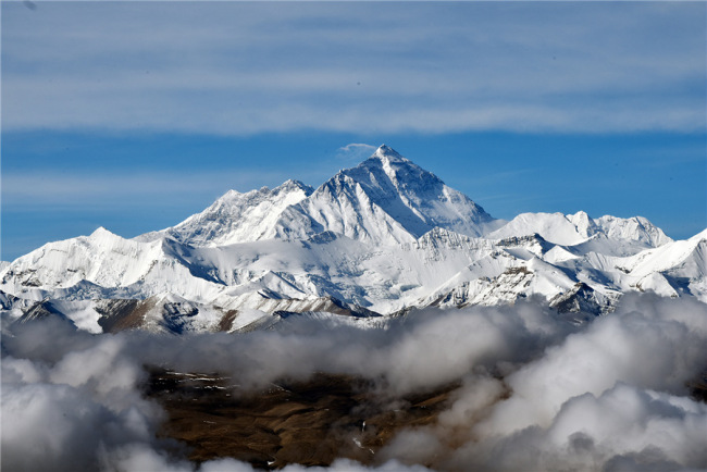 Na snímku je nádherná krajina hory Mount Everest v národní přírodní rezervaci Čumulangma v Tibetské autonomní oblasti Xizang v jihozápadní Číně dne 4. května 2020. / Tisková agentura Nová Čína (Xinhua)