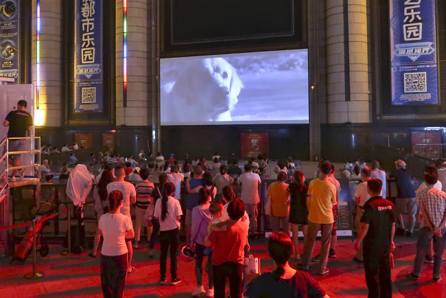 Obyvatelé Šanghaje sledují film v kině pod širým nebem speciálně otevřeném během 23. SIFF. / CFP