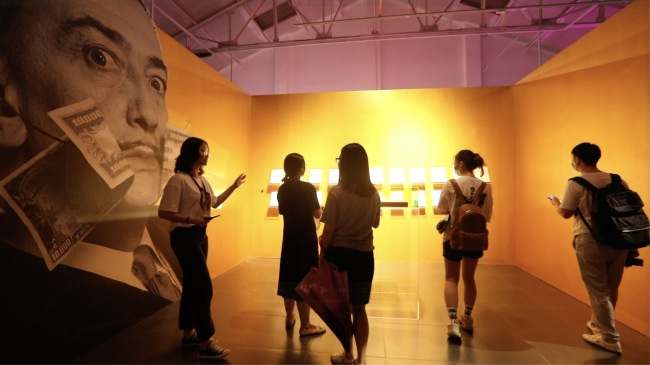 Návštěvníci si užívají výstavu. / CGTN
