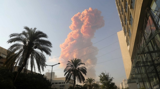 Růžový kouř stoupá po výbuchu v Bejrútu v Libanonu, 4. srpna 2020. / Xinhua