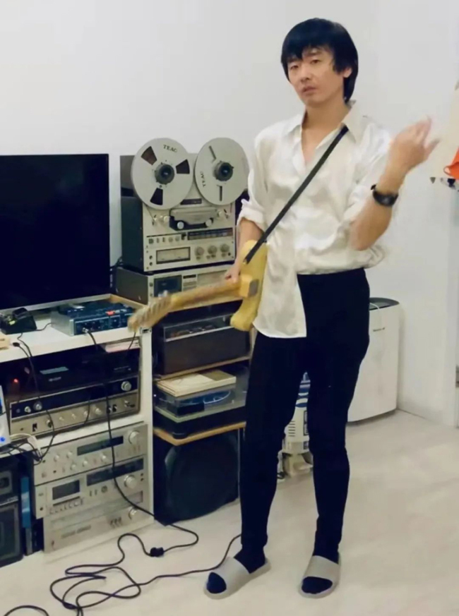 Snímek: Peng Lei (Pcheng Lej), přední zpěvák a kytarista čínské kapely s názvem New Pants, sám zaznamenává hraní hudby doma ve videích a sdílí je na sociálních platformách. / Weibo