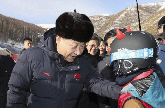 ▲ Dne 23. ledna 2017 si Xi Jinping (Si Ťin-pching) ve městě Zhangjiakou (Čang-ťia-kchou) v provincii Hebei (Che-pej) prohlédl přípravy na Pekingské zimní olympijské hry. Xi Jinping srdečně povzbuzoval děti, které se účastnily lyžařského zimního tábora v lyžařském středisku Yunding (Jün-ting).