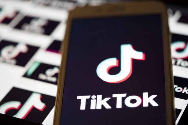 Logo TikTok se zobrazí na obrazovce smartphonu na pozadí obrazovky počítače v Arlingtonu ve Virginii, USA, 3. srpna 2020. (Xinhua / Liu Jie)
