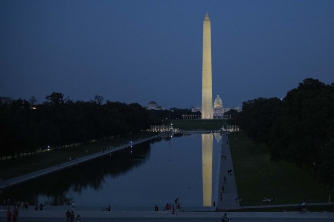 Fotografie pořízená 8. srpna 2020 ukazuje Washingtonův památník při západu slunce ve Washingtonu, D.C., Spojené státy. (Xinhua / Liu Jie)