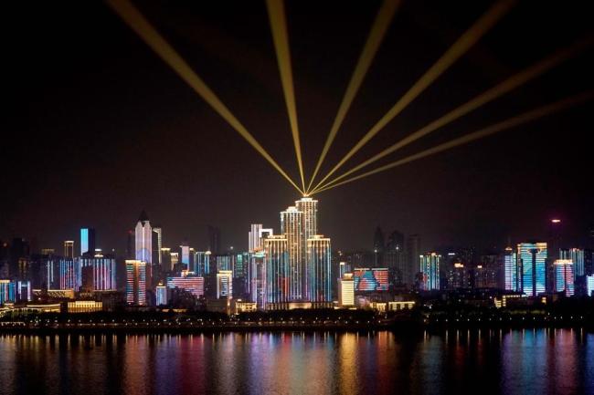Fotografie pořízená 13. dubna 2020 ukazuje noční pohled ve Wuhan v centrální čínské provincii Hubei. (Xinhua / Wang Yuguo)