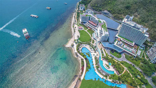 Marriott Hotel Sanya u zálivu Dadonghai (Ta-tung-chaj) se nachází mezi zálivem a horami v přírodním parku Luhuitou (Lu-chuej-tchou) v provincii Hainan. Fotografie: chinadaily.com.cn