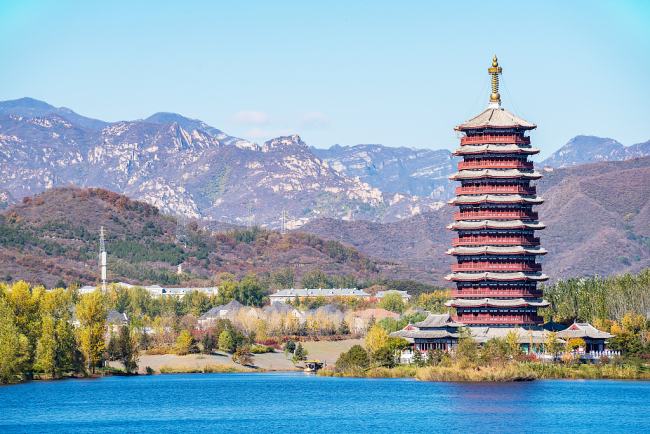 Na snímku je pagoda u jezera Yanqi. Fotografie: VCG