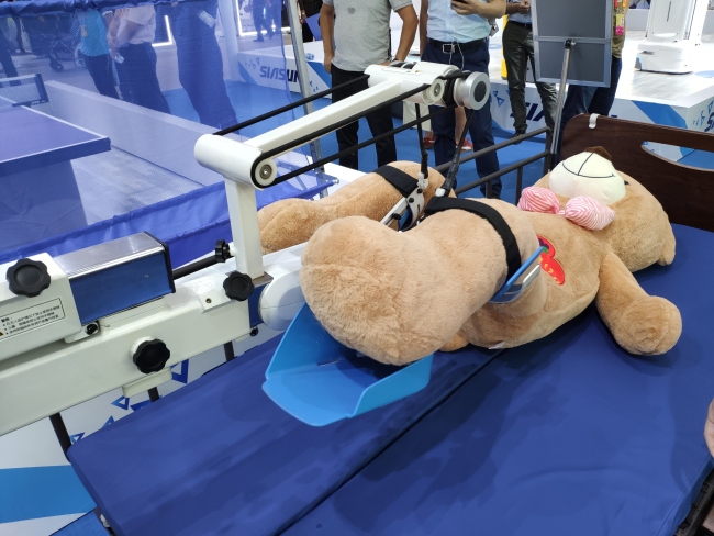 Strojní rehabilitační zařízení na pomoc pacientům se zraněním nohou. Fotografie: CMG