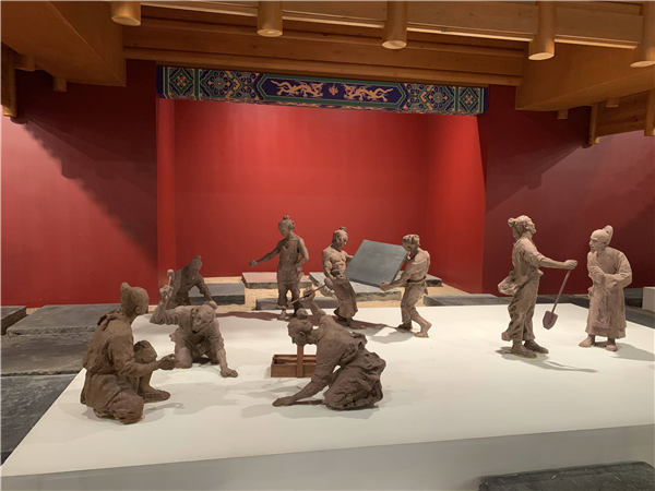 Na snímku jsou exponáty vystavené v Muzeu císařských pecí v Suzhou (Su-čou), které nabízejí živý a panoramatický pohled na prastaré cihlářské řemeslo. Mezi nejvýznamnější patří císařské cihly z dynastie Qing (Čching) v době od roku 1644 do roku 1911, jako jsou například repliky nástrojů, miniaturní model pece a keramické figurky, které ukazují výrobní a přepravní procesy. Fotografie: China Daily
