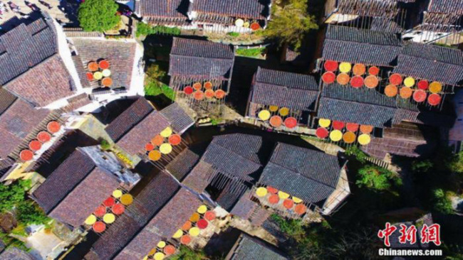 Letecký snímek: Unikátní pohled na lidové sušení zemědělských produktů na slunci za okny ve vesnici Huangling v okrese Wuyuan