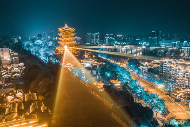 V historické budově a podél řeky Jang-c' se bude každou noc konat světelná show. / CFP