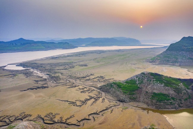 Na snímku je letecký pohled na říční koryto Žluté řeky v Luoyangu (Luo-jang) v provincii Henan (Che-nan) ve střední Číně. Fotografie: Zeng Xianping (Ceng Sien-pching) pro chinadaily.com.cn