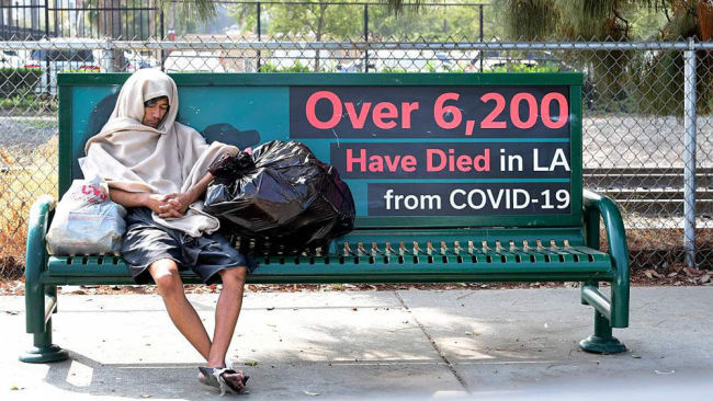 Bezdomovec sedí na lavičce v Los Angeles ve Spojených státech, 8. října roku 2020. / CFP