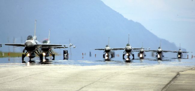 Sedm stíhaček F-16 pojíždí na dráze v oblasti Tchaj-wanu. / Reuters