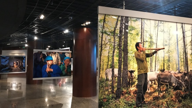 Výstava představující životy a tradice různých čínských etnických skupin je k vidění v pekingském čínském Památníku tisíciletí, 11. října 2020. Fogografie: CGTN