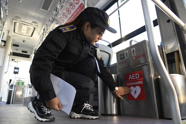 V čínském hlavním městě Pekingu je vidět autobus vybavený AED. Fotografie: CFP