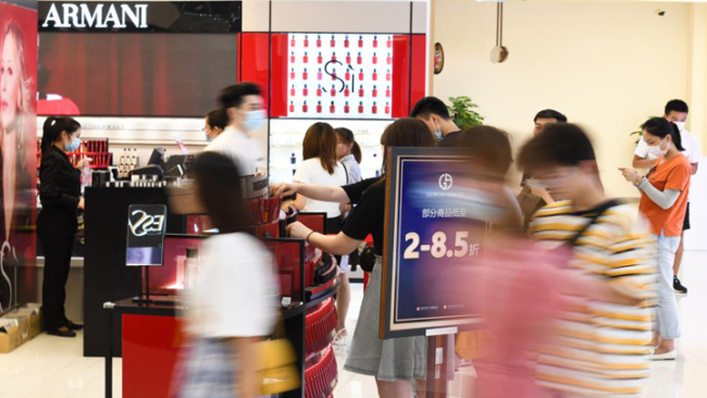 Snímek: Zákazníci nakupují v bezcelním obchodě v Haikou (Chaj-kchou), hlavním městě jihočínské provincie Hainan (Chaj-nan); 12. července 2020. (Xinhua / Yang Guanyu)