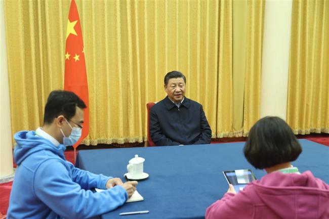 Čínský prezident, generální tajemník Ústředního výboru Komunistické strany Číny a předseda Ústřední vojenské komise Xi Jinping odpovídá na otázky sčítajících osob a účastní se sedmého sčítání obyvatel země v sídle vedení Zhongnanhai v Pekingu, hlavním městě Číny, 2. listopadu 2020 (Xinhua / Ju Peng)
