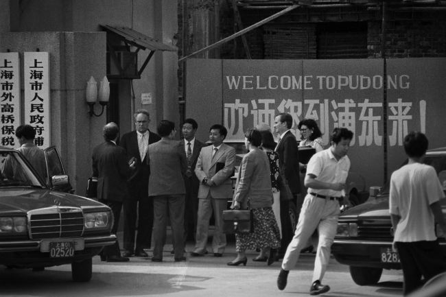Obrázek 2.: Hledání domácích a zahraničních investorů pro rozvojové projekty před velitelstvím rozvojového oddělení Pudongu v Šanghaji v září 1992