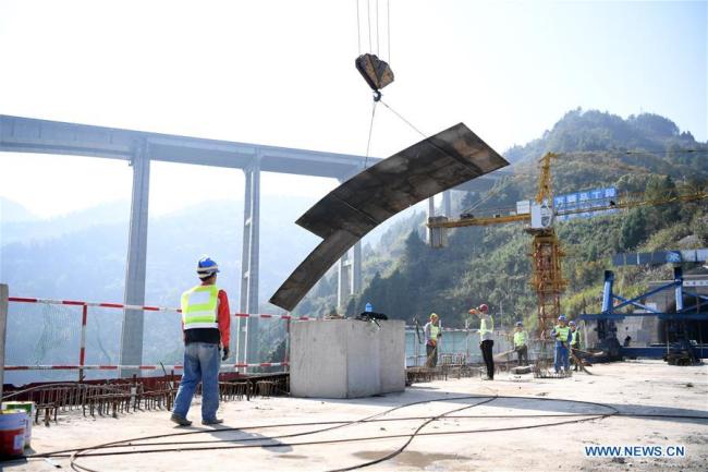 4, Konstruktéři pracují 8. listopadu 2020 na stavbě vysokorychlostního železničního mostu přes řeku Tangxi (Tchang-si) v městečku Yunyang (Jün-jang) na jihozápadě čínského města Chongqing (Čchung-čching). 8. listopadu byla dokončena závěrečná etapa překlenutí tohoto mostu s délkou 472,7 metru, který je součástí vysokorychlostní železnice s délkou 818 kilometrů, která spojuje Zhengzhou (Čeng-čou), hlavní město provincie Henan (Che-nan), s okresem Wanzhou (Wan-čou) v Chongqingu. (Xinhua / Tang Yi)