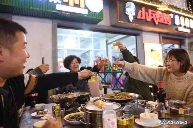 4, Turisté si 10. listopadu roku 2020 užívají večeři na nočním trhu v městečku Shouchang (Šou-čchang) pod správou města Jiande (Ťien-te) ve východočínské provincii Zhejiang (Če-ťiang). Shouchang, malé městečko v hornaté oblasti provincie Zhejiang, zřídilo speciální noční trh, který spojuje noční stánky a více než 30 restaurací, aby obohatily volný čas lidí a podpořily místní ekonomiku. Noční trh přijal více než 720.000 turistických výletů a od otevření během Svátku práce vydělal 76,33 milionu yuanů (asi 11,57 milionu amerických dolarů). (Xinhua / Weng Xinyang)