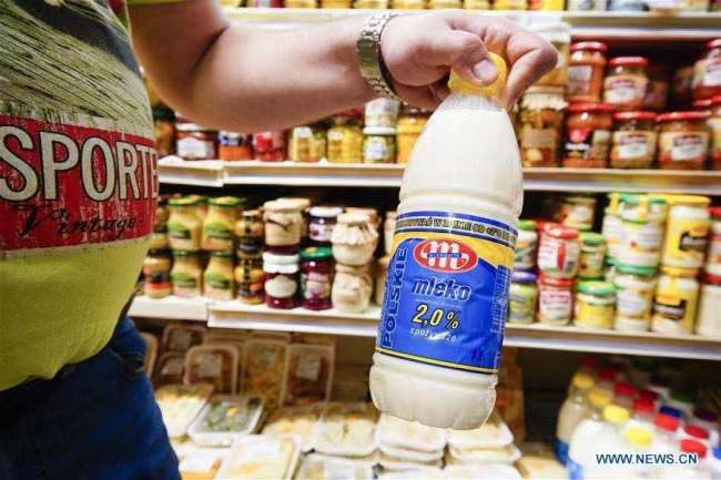6, Zákazník drží lahev nízkotučného mléka Mlekovita v supermarketu ve Varšavě v Polsku, 5. listopadu roku 2020. Evropská unie (EU) je jedním z největších dodavatelů mléka na čínský trh, přičemž Polsko představuje 12,7 %, uvedla ředitelka Polské mléčné komory Agnieszka Maliszewska. Statistické údaje polského ministerstva financí ukazují, že i přes dopad pandemie COVID-19 vzrostl v první polovině roku 2020 vývoz mléčných výrobků z Polska do Číny meziročně o 70 %. Nedávno nákladní vlaky odvezly náklad mléčných výrobků do Číny u příležitosti nákupního svátku dvou jedenáctek v Číně. (Foto: Jaap Arriens / Xinhua)