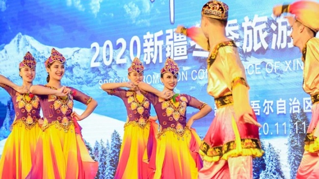 Snímek: Tanečníci z Xinjiangu vystupují na akci propagující místní cestovní ruch, v Pekingu 11. listopadu 2020. [Fotografie poskytnuta na Chinaculture.org]