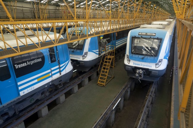 Obrázek ze 16. října 2020, kdy technik vchází do vlaku zaparkovaného v dílnách společnosti Roca Line ve městě Llavallol v Argentině. (Xinhua / Martin Zabala)