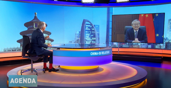 Na snímku vede čínský velvyslanec v EU pan Zhang Ming televizní rozhovor s moderátorem televizního pořadu Agenda panem Stephenem Colem a vysvětluje misi a vztahy mezi Čínou a EU u příležitosti 45. výročí navázání diplomatických vztahů mezi oběma stranami a další otázky.