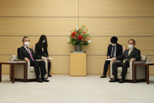 Japonský premiér Yoshihide Suga (první vpravo) se setkal s členem čínské Státní rady a ministrem zahraničí Wang Yi (první vlevo) v japonském Tokiu dne 25. listopadu 2020. Fotografie: čínské ministerstvo zahraničních věcí