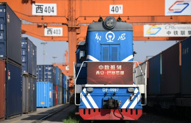 Soubory pořízené 8. dubna 2020 ukazují, že čínsko-evropský nákladní vlak směřující do španělské Barcelony čeká na odjezd v Xi'anu v provincii Shaanxi na severozápadě Číny. (Xinhua / Li Yibo)