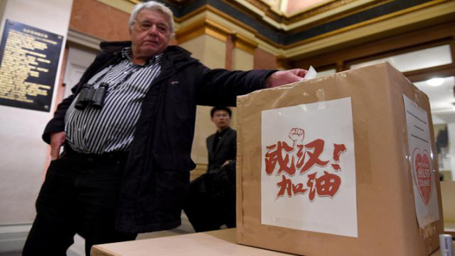 Snímek: 4. února ve Zlatém sále ve Vídni v Rakousku diváci po koncertu věnovali peníze na podporu boje Číny proti epidemii (Foto: Guo Chen (Kuo Čchen) z agentury Xinhua)
