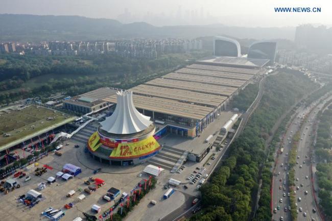 Letecký snímek pořízený 26. listopadu 2020 ukazuje pohled na Mezinárodní konferenční a výstavní centrum v Nanningu (Nan-ning) a sousední budovy v Nanningu v Zhuangské (Čuangské) autonomní oblasti Guangxi (Kuang-si) na jihu Číny. 17. Expo Číny a ASEAN a obchodní a investiční summit mezi Čínou a ASEAN se konaly v Nanningu od 27. do 30. listopadu (Xinhua / Lu Boan)
