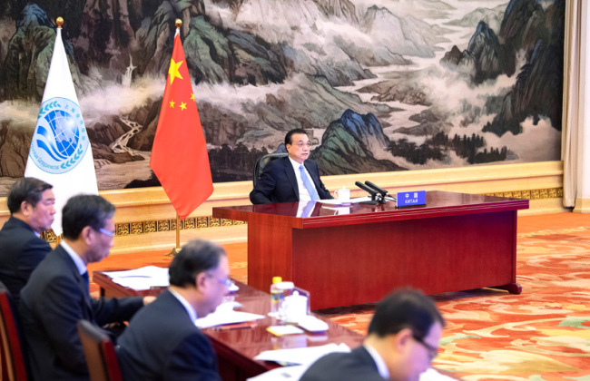 Čínský premiér Li Keqiang (Li Kche-čchiang) se účastní 19. zasedání Rady vedoucích vlád členských států Šanghajské organizace pro spolupráci prostřednictvím videa v Paláci lidu v Pekingu v Číně, 30. listopadu 2020. /gov.cn
