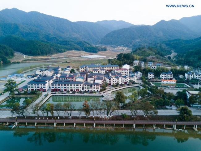 3, Letecký snímek pořízený 20. listopadu 2020 ukazuje pohled na vesnici Changkou (Čchang-kchou) v Sanmingu (San-ming) v provincii Fujian (Fu-ťien) na jihovýchodě Číny. Po dobu více než 20 let trvá vesnice Changkou na ekonomickém rozvoji na základě výhod zdrojů místních hor, vod a zemědělské půdy. V roce 2019 činil kolektivní ekonomický příjem této vesnice 1,22 milionu yuanů (asi 185.550 amerických dolarů) a disponibilní příjem na obyvatele dosáhl 23.600 yuanů. (Xinhua / Song Weiwei)