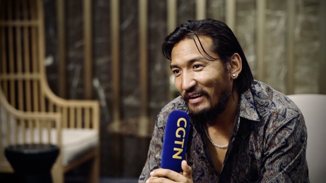 Tibetský herec Jinpa mluví s CGTN. fotografie CGTN