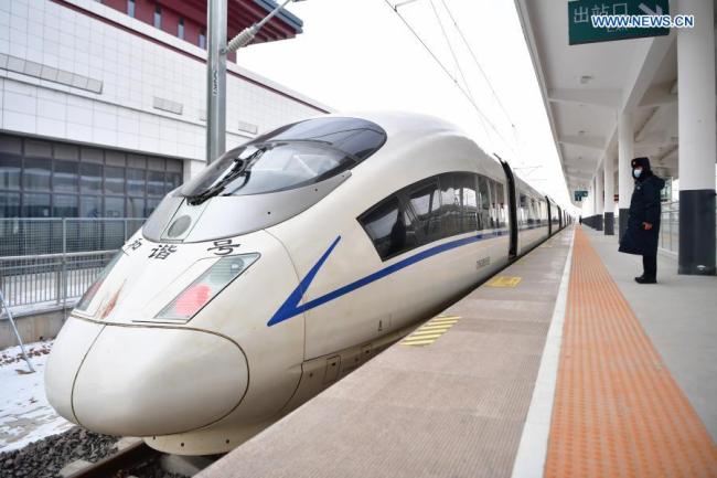 Vlak stojí na nádraží Huianbu (Chuej-an-pu) během zkušebního provozu vysokorychlostní železnice Yinchuan (Jin-čchuan) - Xi'an (Si-an), 12. prosince 2020. Vysokorychlostní železnice Yinchuan-Xi'an má být uvedena do provozu. (Xinhua / Chen Bin)