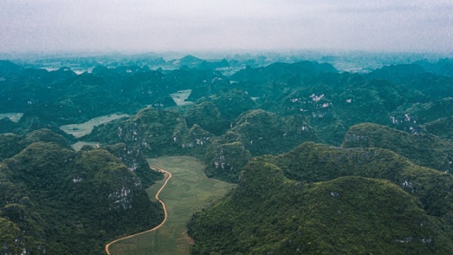 Snímek 1: Letecké snímky rezervace pro ochranu hulmanů bělohlavých v Qunan (Čchü-nan) ve městě Chongzuo (Čchung-cuo)