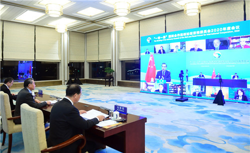 Člen čínské státní rady, čínský ministr zahraničí Wang Yi se účastní zasedání poradní rady Fóra pro Pásmo a stezku (BRF) pro mezinárodní spolupráci prostřednictvím videa v Pekingu 18. prosince 2020. / Čínské ministerstvo zahraničí