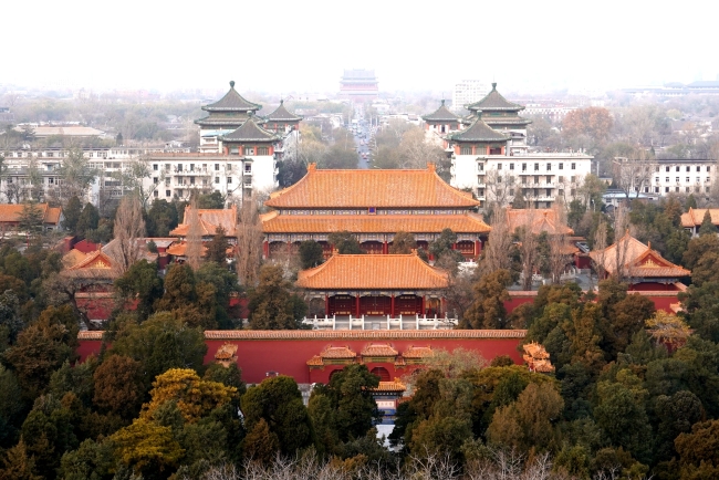 Pohled z ptačí perspektivy na palác Shouhuang (Šou-chuang) v parku Jingshan a Bubnovou a Zvonovou věž na severu, Peking, Čína, 6. prosince 2020. Wu Yan (Wu Jen) / CGTN