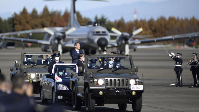 Japonský premiér Yoshihide Suga hodnotí japonské letecké obranné síly na letecké základně Iruma v Sajamě v prefektuře Saitama v Japonsku, 28. listopadu 2020. / Reuters