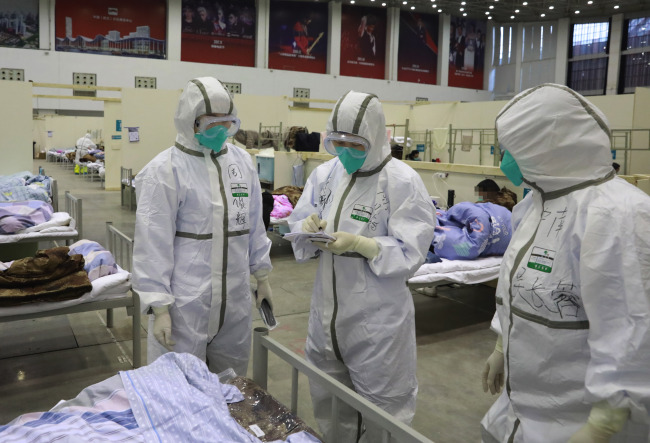 Zdravotníci pracují v dočasné nemocnici pro léčbu pacientů s koronavirem ve Wuhanu v provincii Hubei ve střední Číně, 8. února 2020. / Xinhua